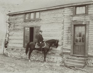 Generaal Frederick Dent Grant te paard voor de hut (Hardscrabble) gebouwd door zijn vader, Ulysses S. Grant