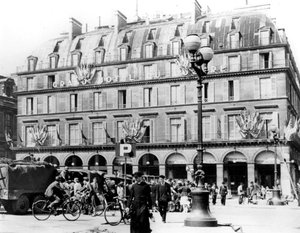Franse troepen van generaal Leclerc in centraal Parijs, augustus 1944 door Unbekannt