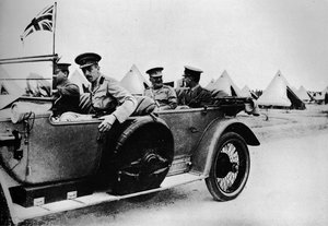 Generaal Sir John Maxwell, commandant van Egyptische troepen, rijdend door een van de kampen, 1915 door Unbekannt
