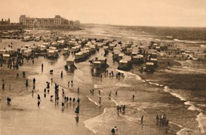 Algemeen uitzicht op het strand tijdens badtijd, ca. 1928