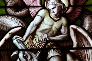 Basiliek Notre-Dame van Genève. Glas-in-loodraam. Engel vecht tegen Satan als draak.