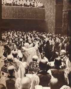 George VI wordt gekroond met de St. Edwards kroon op de dag van zijn kroning, 1937 door Unbekannt