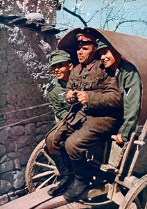 Duitse alpentroepen in een kar met een Bulgaarse soldaat, Struma-vallei, Bulgarije, 1941 door Unbekannt