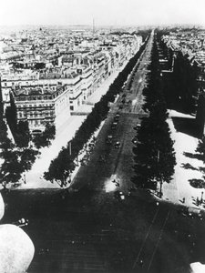 Duitse troepen marcheren langs de Champs Elysees, Parijs, 14 juni 1940 door Unbekannt