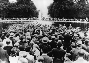 Duits militair concert in de tuin van de Tuilerieën, Parijs, 15 augustus 1940 door Unbekannt