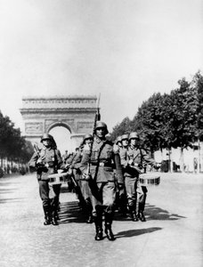 Duitse militaire parade langs de Champs Elysees tijdens de bezetting, Parijs