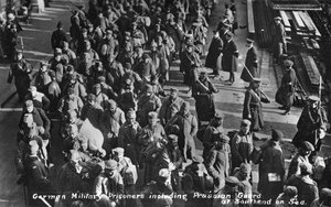Duitse militaire gevangenen inclusief Pruisische bewakers in Southend on Sea, ca. 1914-1915