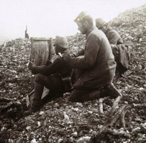 Duitse Signaalgevers buiten het Fort van Vaux, Verdun, Noord-Frankrijk, ca. 1914-ca. 1918 door Unbekannt