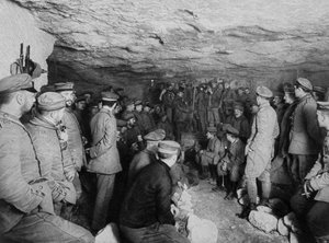 Duitse soldaten bij een concert in een grot, Frankrijk, Eerste Wereldoorlog, 1915