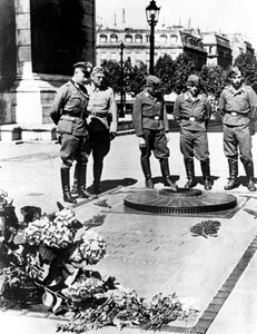 Duitse soldaten bij het Graf van de Onbekende Soldaat bij de Arc de Triomphe, Parijs, december 1940 door Unbekannt