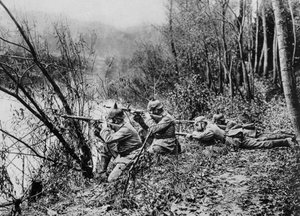 Duitse soldaten aan de rand van de rivier de Aisne, Frankrijk, 1915 door Unbekannt