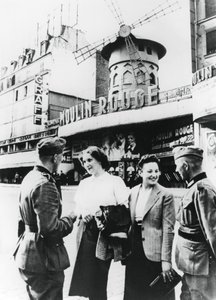 Duitse soldaten flirten met Franse vrouwen buiten de Moulin Rouge, bezet Parijs, juni 1940 door Unbekannt