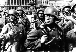 Duitse soldaten marcheren in Parijs, 14 juni 1940