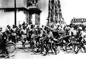 Duitse soldaten marcheren langs de Arc de Triomphe, Parijs, 14 juni 1940 door Unbekannt