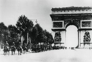 Duitse soldaten marcheren door Parijs, 14 juni 1940 door Unbekannt