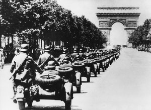Duitse soldaten op de Champs Elysees, Parijs, 14 juni 1940