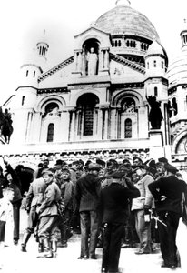 Duitse soldaten buiten de Sacré-Cœur, Montmartre, Parijs, 10 oktober 1940 door Unbekannt