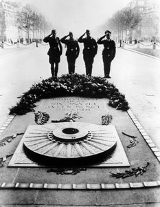 Duitse soldaten groeten het graf van de onbekende soldaat, Parijs, december 1940