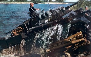 Duitse tank steekt een rivier over, Rusland, 1941 door Unbekannt