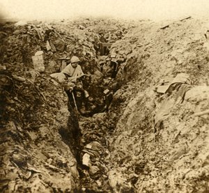Duitse loopgraven vernietigd door beschietingen, Verdun, Noord-Frankrijk, ca. 1914-1918 door Unbekannt