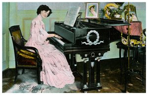 Gertie Millar, Britse actrice en zangeres, speelt piano, ca. 1890-1909 door Unbekannt
