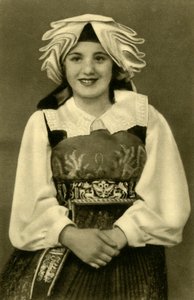 Meisje in traditionele klederdracht, Gailtal, Oostenrijk, ca. 1935