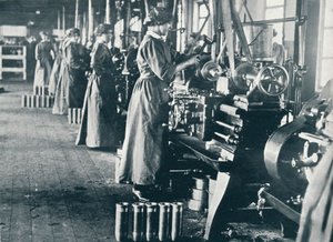 Meisjes munitiewerkers aan hun draaibanken in een Schotse fabriek, ca. 1914