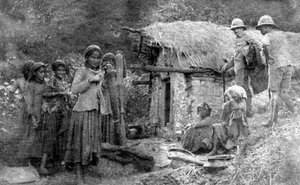 Meisjes en Britse soldaten, Chakrata heuvels, India, 1917 door Unbekannt