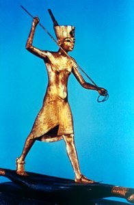 Gouden figuur van Koning Toetanchamon staand op een rieten boot en vissen spietsend, 14e eeuw v.Chr.