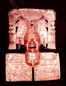 Gouden hanger die Mitlantecuhtli, Azteekse god van de dood, voorstelt, 15e eeuw