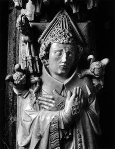 Gotische Kunst: De Bisschop Hugues de Chatillon (overleden 1352), marmeren sculptuur toegeschreven aan de Meester van Rieux (actief rond 1330-1350), detail van het hoofd en zijn handen. Kathedraal Notre Dame, Saint Bertrand de Comminges (Haute Garonne). door Unbekannt