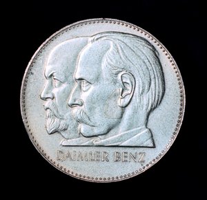 Gottlieb Daimler en Karl Benz, Duitse pioniers van de auto-industrie, 1961 door Unbekannt