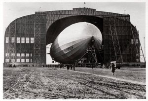 Graf Zeppelin bevestigd aan de mobiele anker mast, Lakehurst, New Jersey, VS, 1930, 1933 door Unbekannt