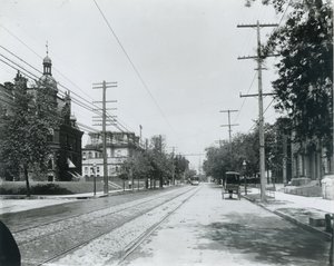 Grand Avenue noord vanaf Washington Avenue. Derde Baptistenkerk rechts. University Club links, voorheen de residentie van George W. Allen.