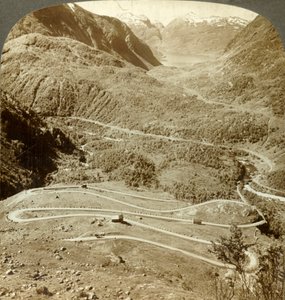 Grote zigzag lussen van de weg die afdaalt van Dyreskard Pass - west naar Roldal Lake, Noorwegen, ca. 1905 door Unbekannt