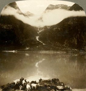 Grytereids gletsjer glinsterend boven drijvende wolken, over het rustige Lake Olden, Noorwegen, ca. 1905 door Unbekannt