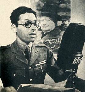 Hij leest het nieuws in Marokkaans Arabisch. Een lid van het Vrije Franse Leger, 1942