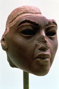 Hoofd van de oude Egyptische koningin Tiye, c1388-1340 v.Chr. door Unbekannt
