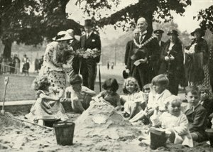 Hare Majesteit ..., op de nieuwe speelplaats op de plaats van het oude Foundling Hospital