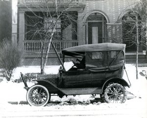 Hermann von Schrenk in een Ford uit 1916 voor zijn huis aan 4139 McPherson, St. Louis, Mo