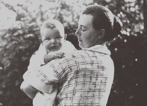 Hilde Mangold met haar baby, 1924