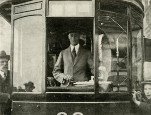 Zijne Majesteit bestuurt een tram door de straten van Glasgow, 1924, 1937 door Unbekannt