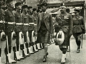 Zijne Majesteit inspecteert de erewacht van de Black Watch in Perth in augustus, 1935