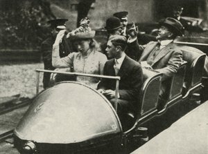 Zijne Majesteit en Prinses Mary op de Alpenbaan, Earls Court Tentoonstelling, 1913, 1937 door Unbekannt