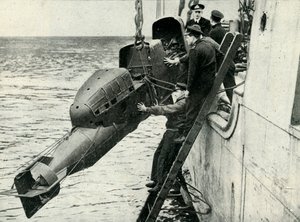 Het hijsen van een door een man bemande torpedo aan boord van een schip, Tweede Wereldoorlog, 1945 door Unbekannt