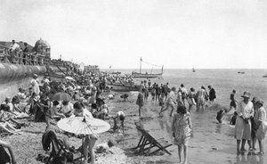 Vakantiegangers aan de kust van Bognor Regis, West Sussex