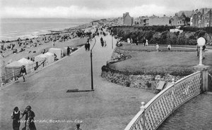 Vakantiegangers op West Parade, Bexhill-on-Sea, East Sussex door Unbekannt