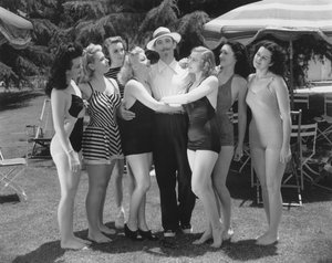 Hollywood, Californië: ca. 1935 Zeven Jonge Vrouwen in Badpakken Dingen naar de Aandacht van een Enkele Man. (zw/w foto) door Unbekannt