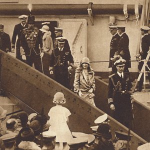 Weer Thuis - De Hertog en Hertogin landen in Portsmouth 27 juni 1927, 1937 door Unbekannt