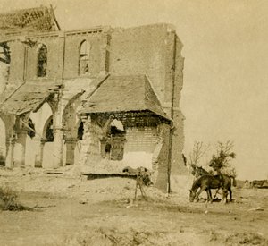 Paarden grazen bij verwoeste kerk, Frise, Noord-Frankrijk door Unbekannt